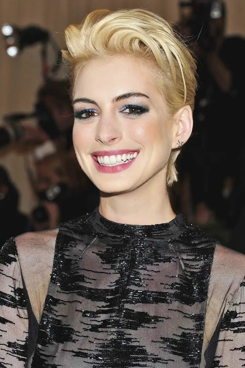 Anne Hathaway color de pelo rubio