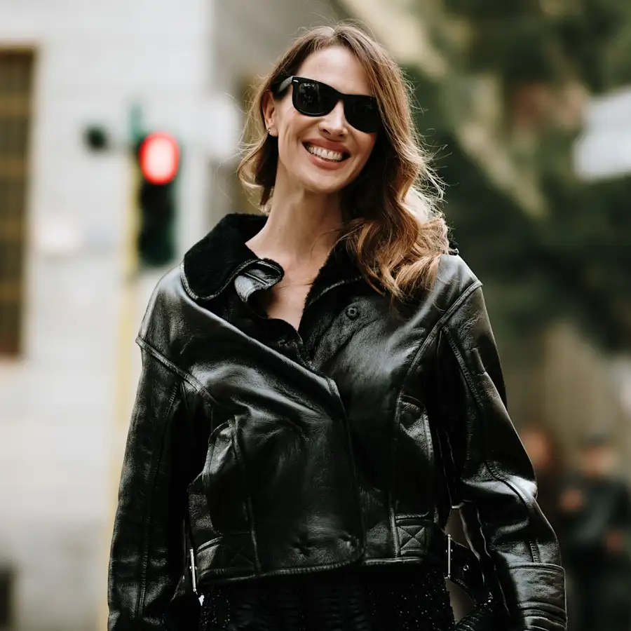 Las mujeres de 50 se despiden de las chaquetas acolchadas: 10 bikers en tendencia para dar un toque cañero a los looks de otoño