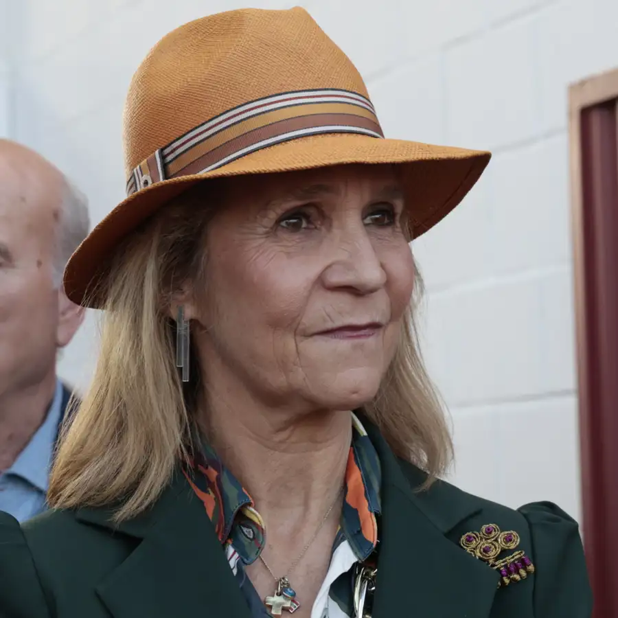 La infanta Elena estrena la blazer 'color otoño 2024' que mejor combina con pantalones flare y botas camperas