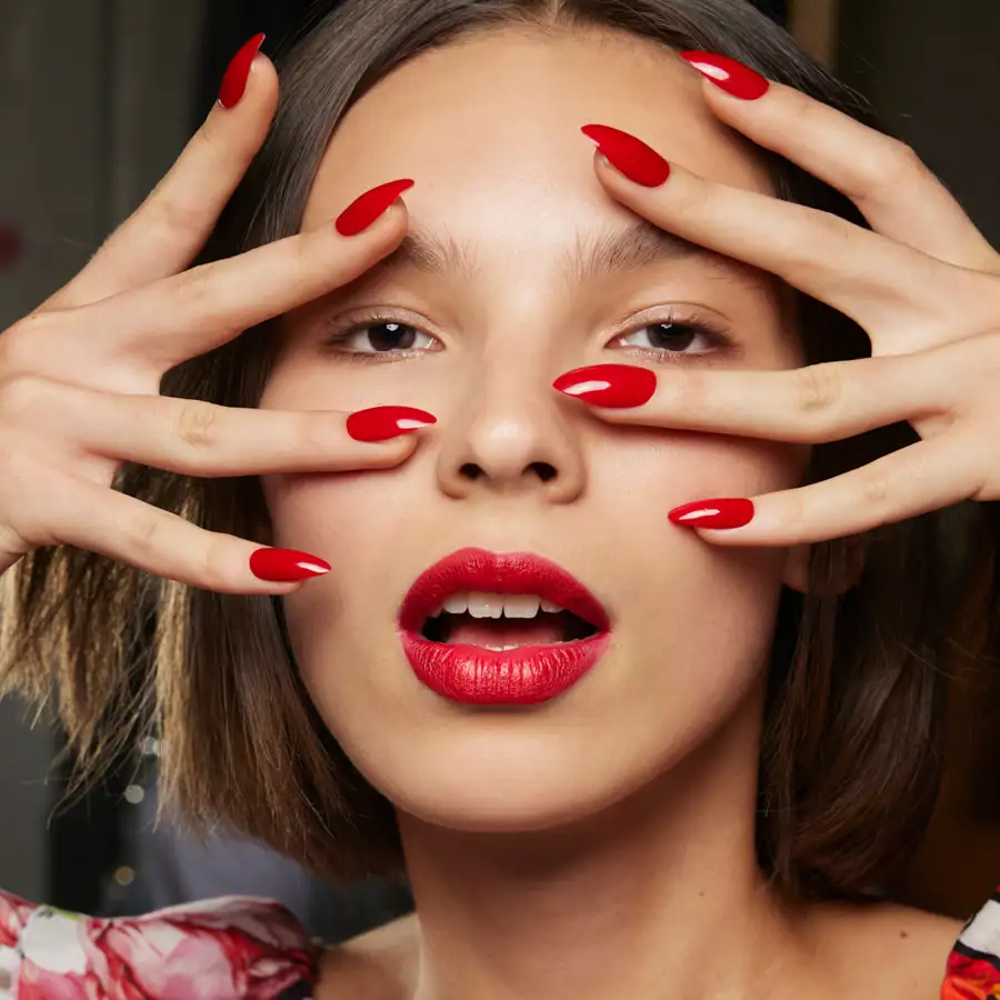 25 uñas rojas decoradas elegantes y sencillas que nunca pasan de moda y son fáciles de copiar