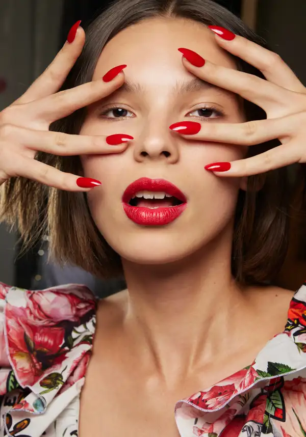 25 uñas rojas decoradas elegantes y sencillas que nunca pasan de moda y son fáciles de copiar