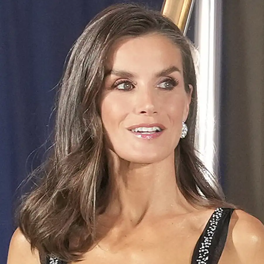 Vuelve la Letizia más glamourosa: la reina sorprende con un vestido de fiesta negro de inspiración navideña