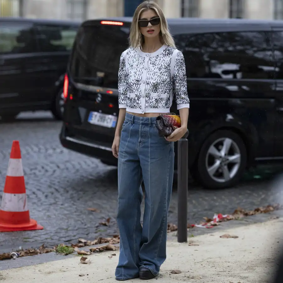 Anoche llegaron a Zara los jeans flare con detalles metalizados para vestir cómoda pero radiante en Navidad