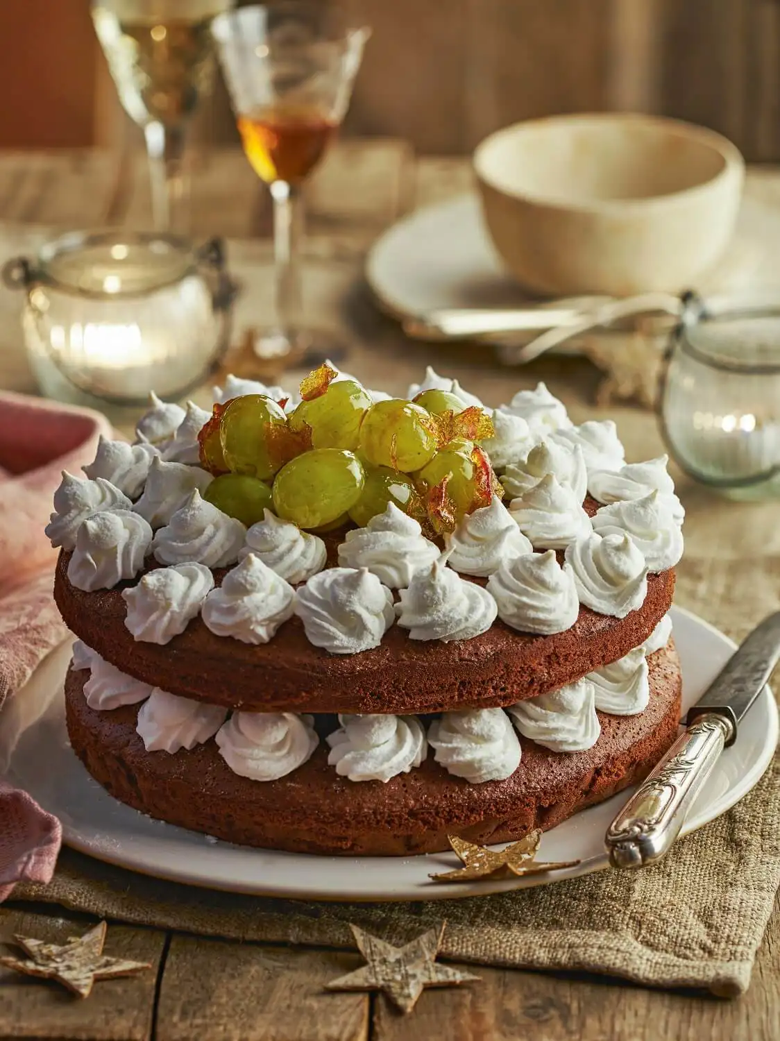 postres navideños bizcocho de chocolate con merengues y uvas