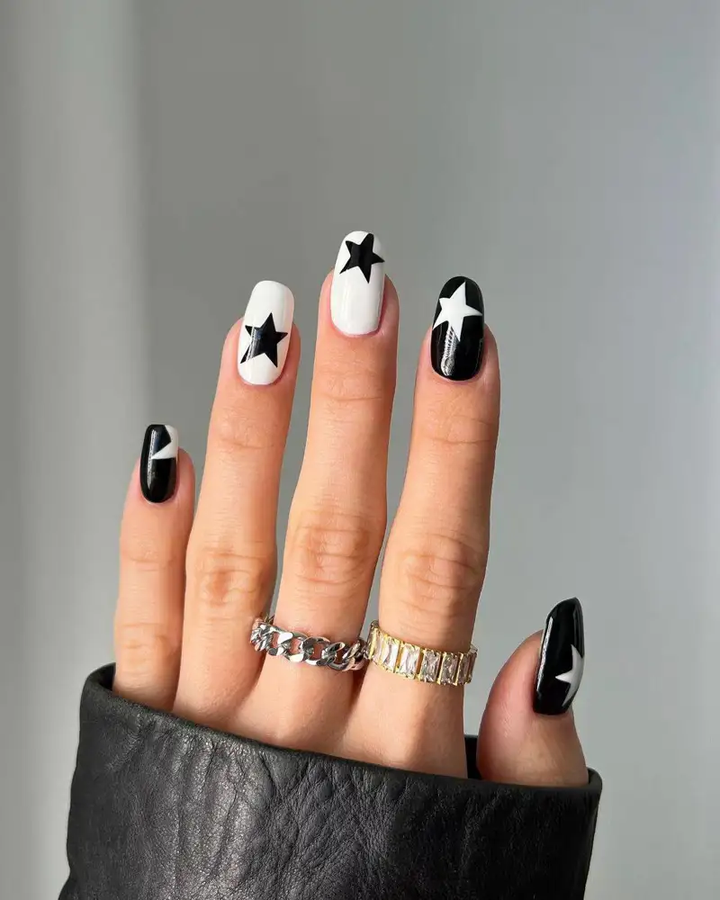 Uñas decoradas negras: con estrellas