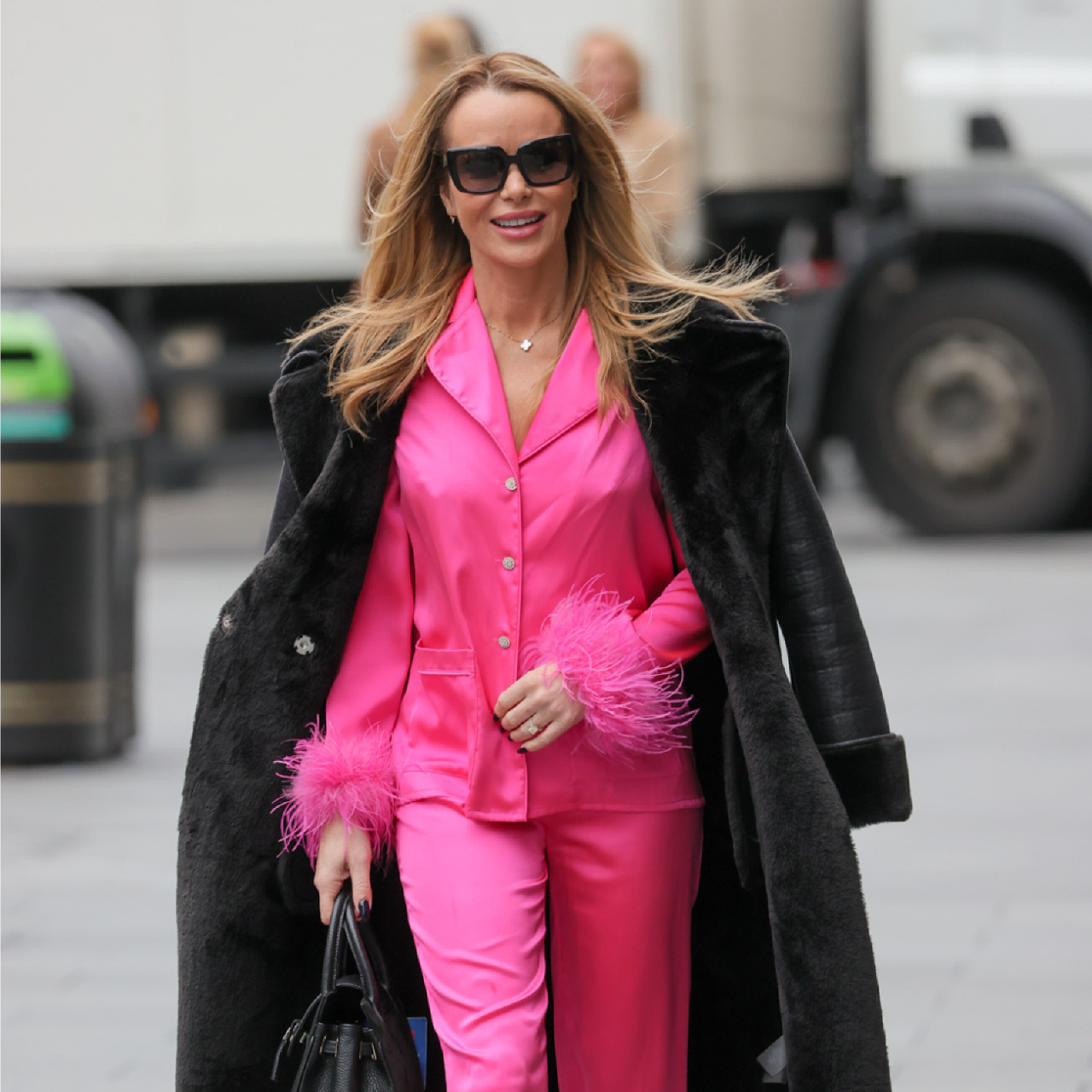 Amanda Holden con pijama por la calle