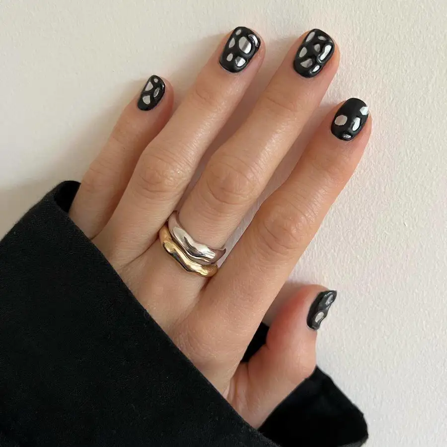 15 uñas decoradas negras muy elegantes y nada aburridas para llevar en Otoño/Invierno