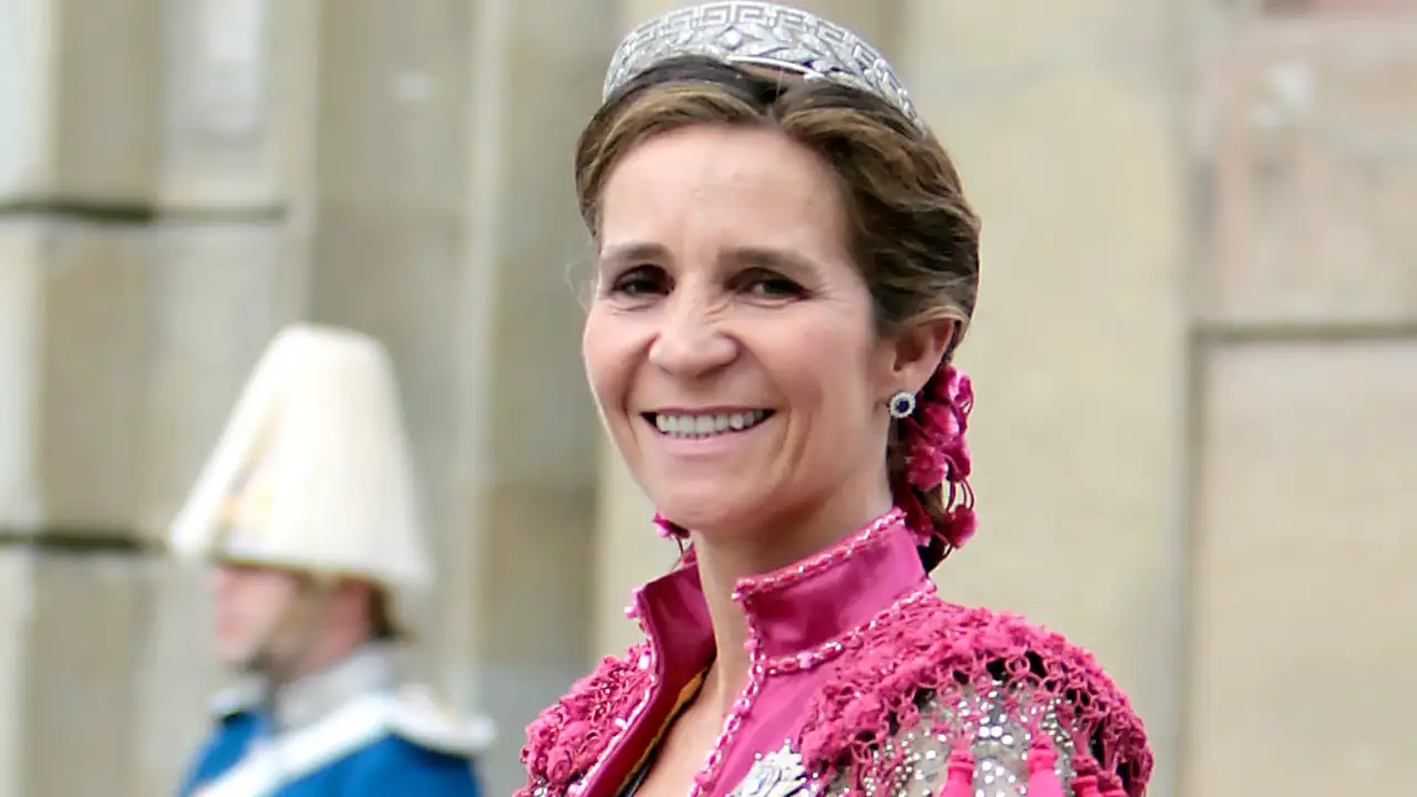 La impresionante colección de joyas de Elena que envidia Letizia: una corona que se niega a devolver y los regalos de boda más caros