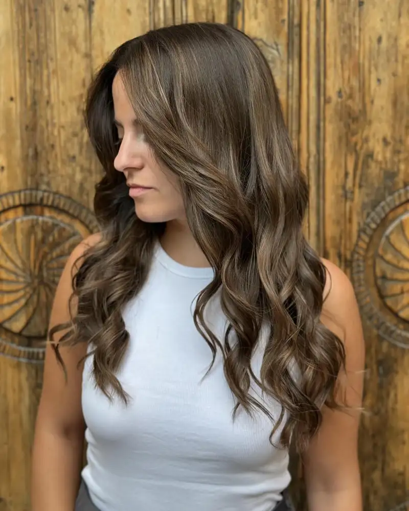 Mechas para disimular las canas en cabello oscuro castaño iluminado