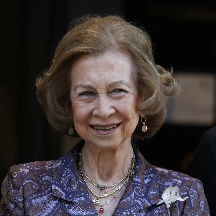 La reina Sofía se une a la tendencia “metal” con la blusa elegante que resta años pero no clase