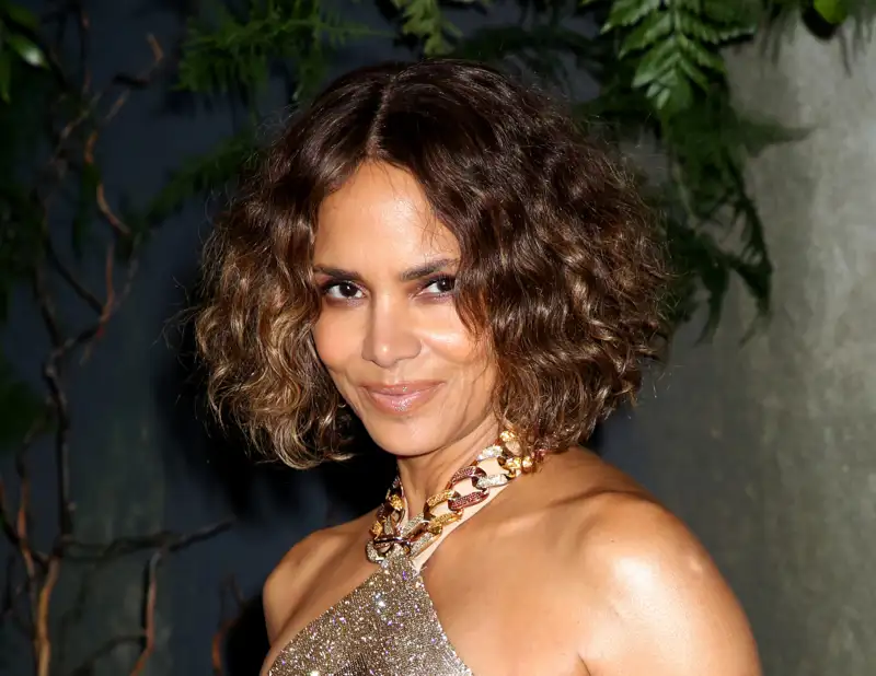 cortes de pelo rizado para bajitas halle berry bob invertido