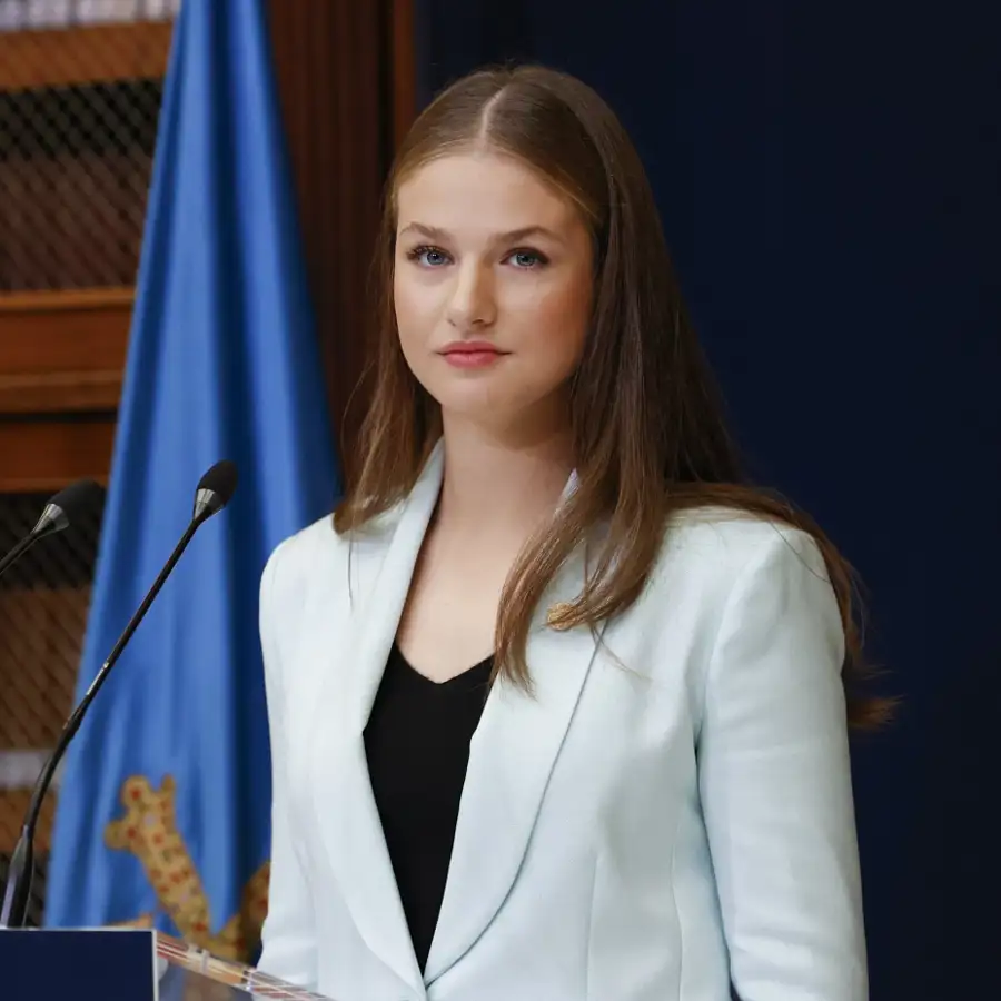 Leonor se inspira en la reina Letizia y escoge el look 'de jefaza' más elegante y versátil para convertirse en alcaldesa honorífica en Oviedo