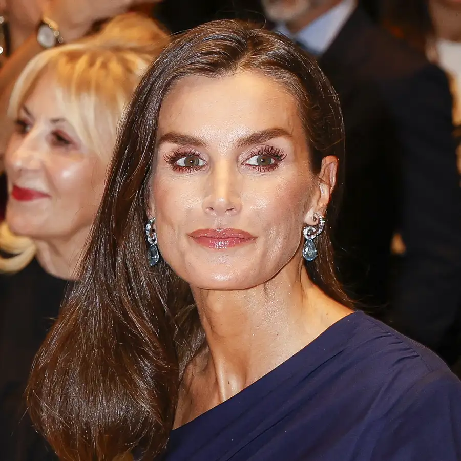 Letizia triunfa en Oviedo con un vestido alquilado en el color tendencia y lo lleva con los kitten heels metalizados que triunfarán en Navidad