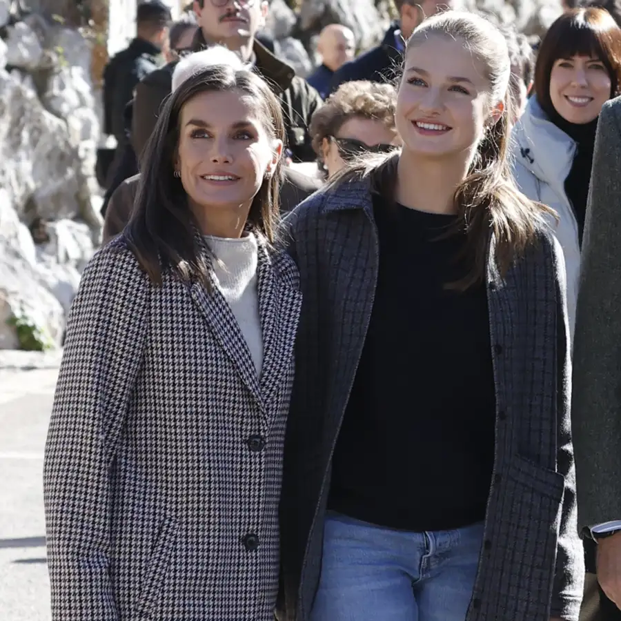 La reina Letizia cambia la gabardina por el abrigo de paño de cuadros en su visita al Pueblo Ejemplar: su apuesta ganadora para su look más rural