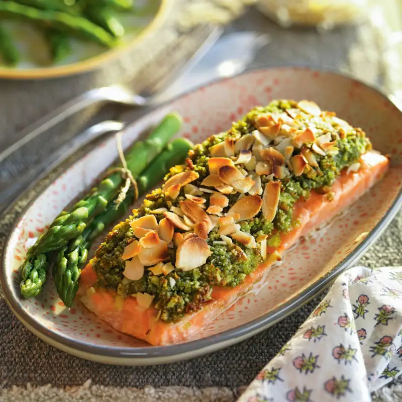 Salmón a la plancha con espárragos y pesto