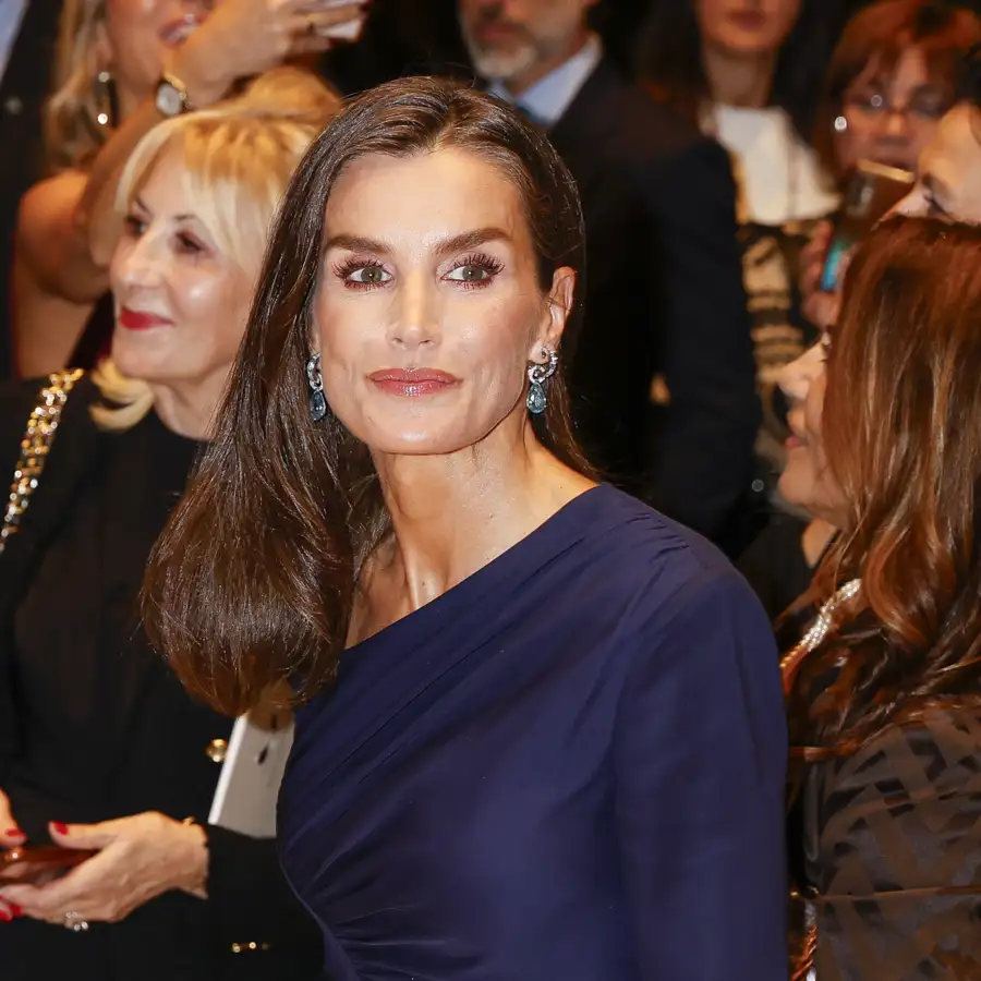 Azul medianoche y con largo midi: Letizia tiene el vestido en tendencia que mejor combina con kitten heels y llevaremos en Navidad