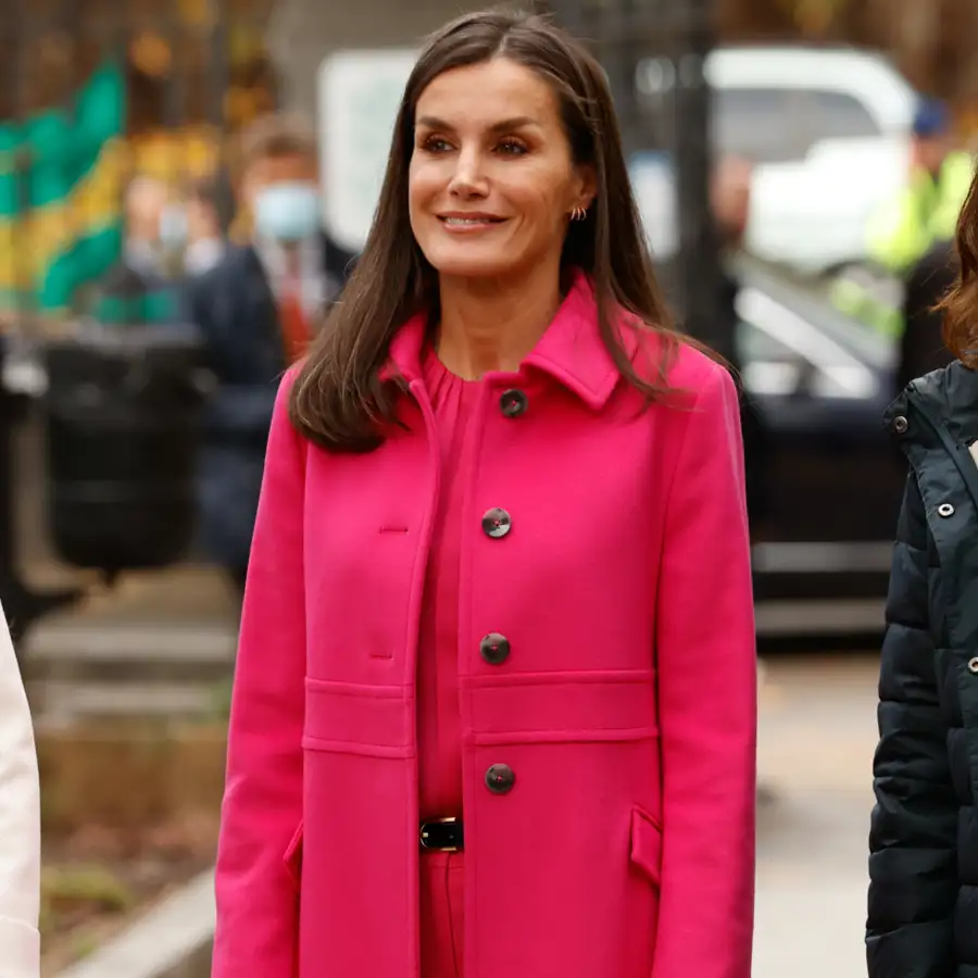 No es negro ni se cierra con botones: Letizia tiene el abrigo de paño efecto tipazo que revitaliza nuestros looks más especiales en invierno