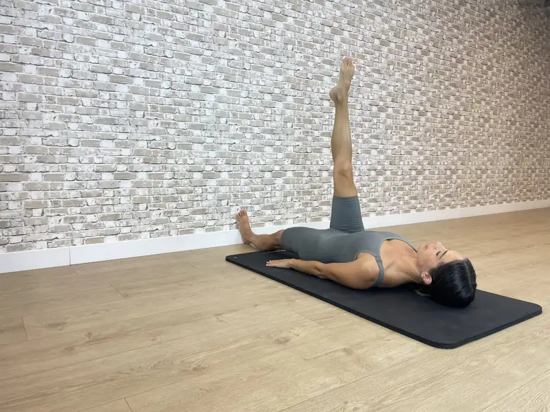 pilates en pared   Círculo de una pierna 1