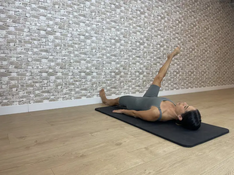 pilates en pared  Círculo de una pierna 2