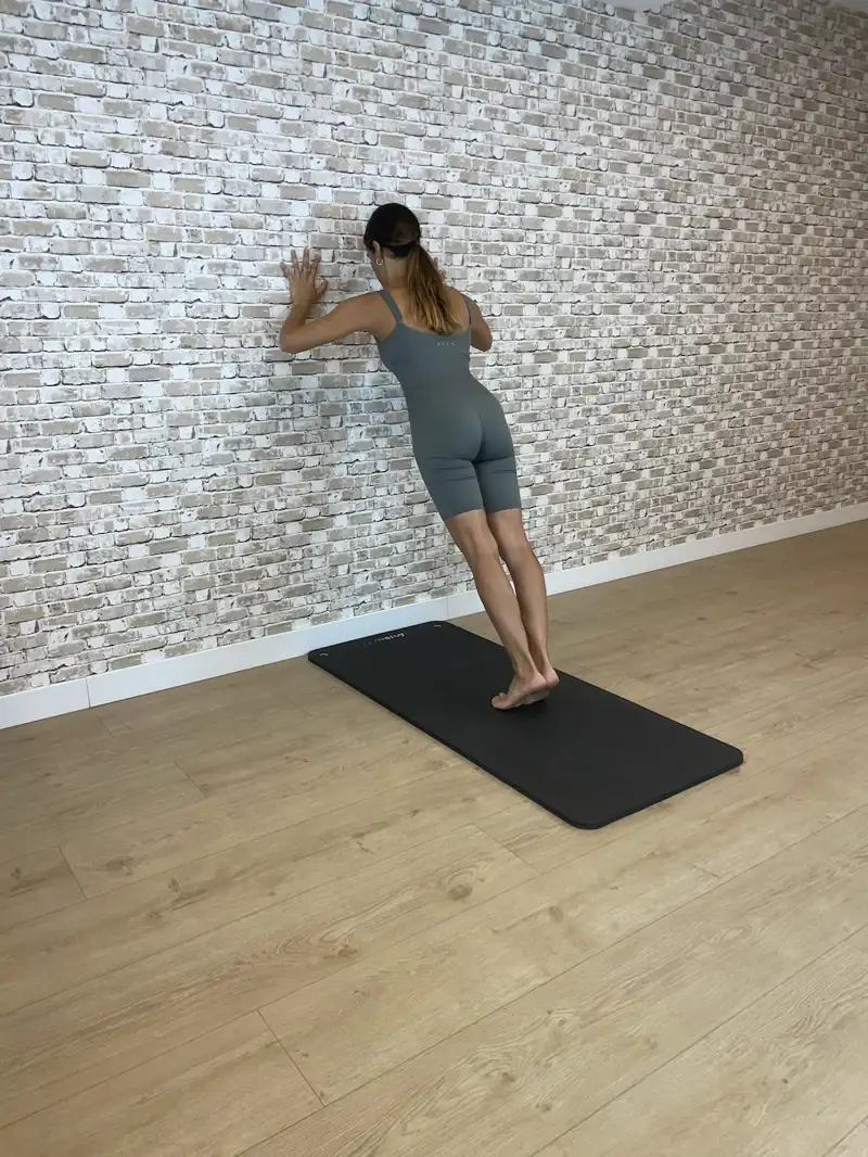 pilates en pared  Flexiones de brazos 2