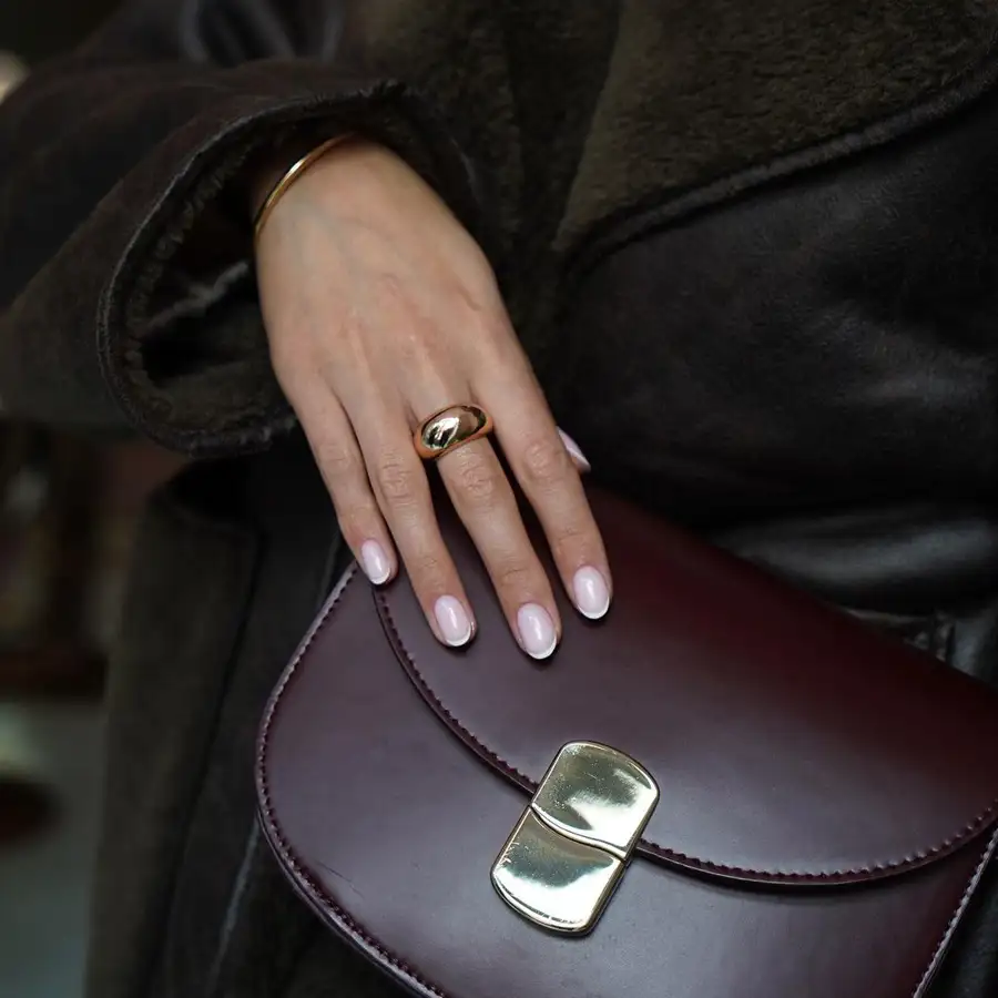 No es blanco: los 5 mejores colores de manicura francesa que darán calidez a nuestras manos este Otoño/Invierno