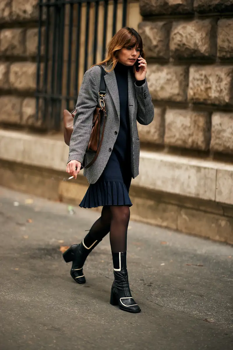 Vestido con botas y medias