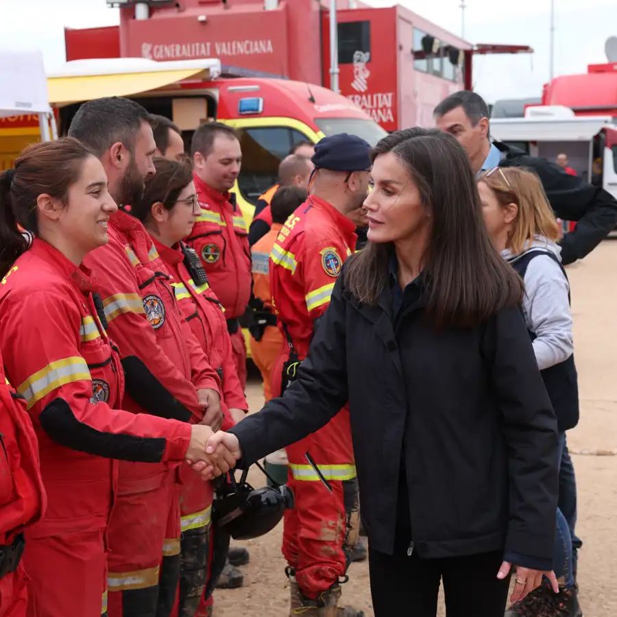 Las lágrimas de Letizia en Paiporta (Valencia): así ha sido la visita solidaria de los Reyes más complicada