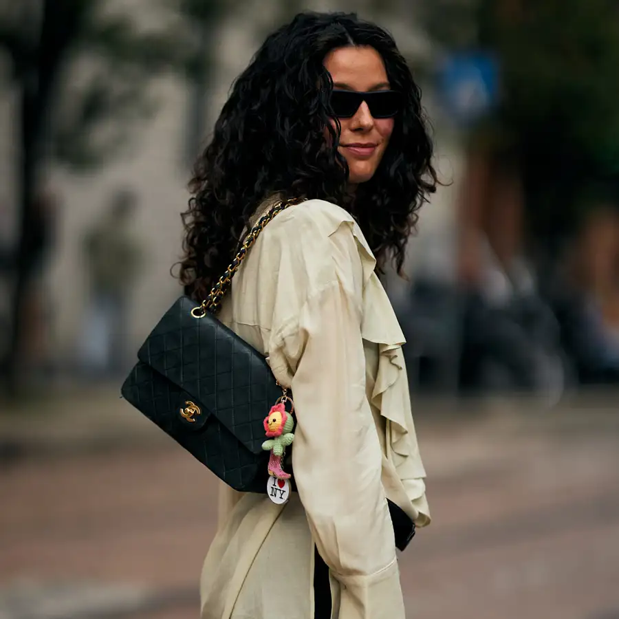 La camisa holgada satinada de 5€ de Lidl que adoran las mujeres elegantes: en color tendencia, resta años y da luz al rostro