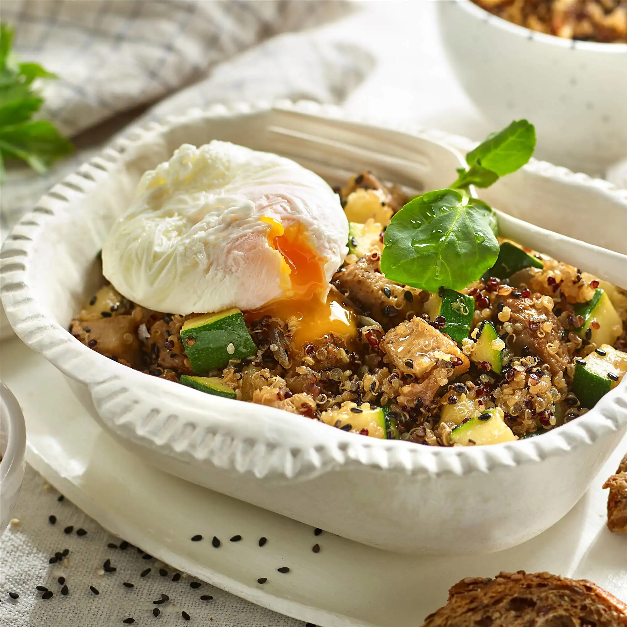 Bol de quinoa, verduritas y sésamo negro con dados de seitán y huevo poché