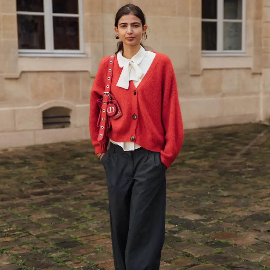 Las mujeres de 60 ya NO llevan jerséis "de abuela": 10 chaquetitas de punto de Zara para llevar como top mucho más actuales y elegantes