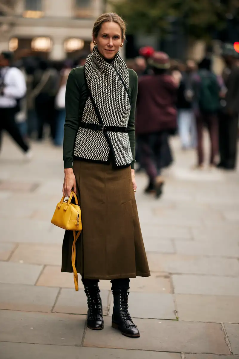 Cómo combinar botas militares a los 50 y seguir luciendo elegante Falda midi