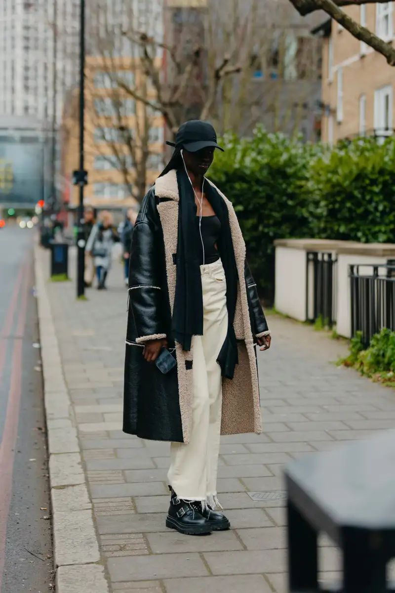 Cómo combinar botas militares a los 50 y seguir luciendo elegante Pantalón blanco