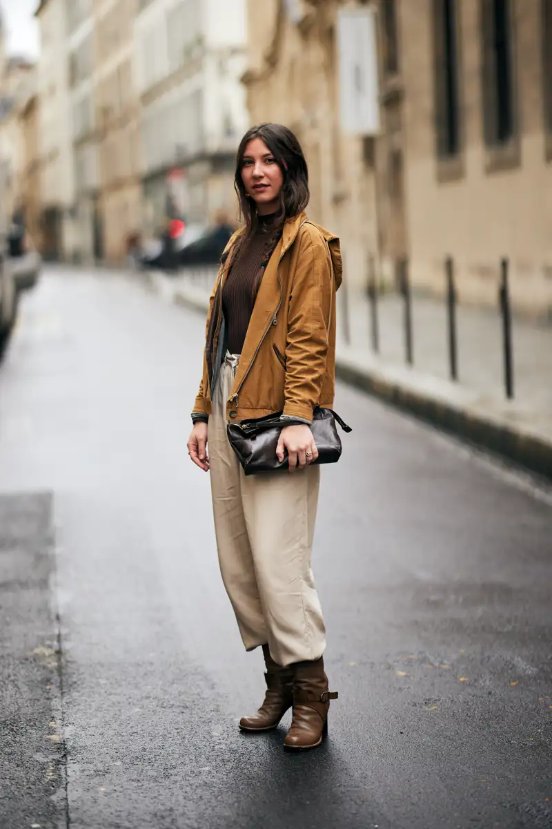 Cómo combinar botas militares a los 50 y seguir luciendo elegante pantalones holgados