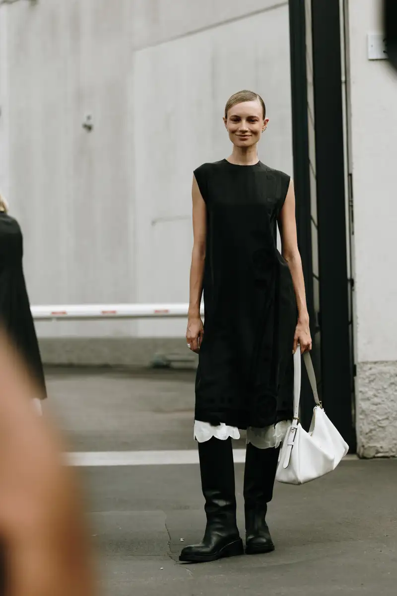 Cómo combinar botas militares a los 50 y seguir luciendo elegante vestido midi