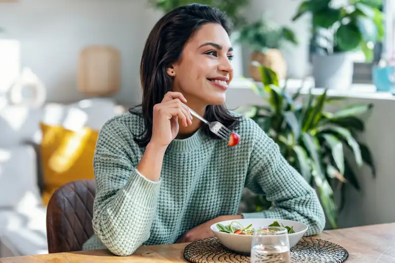 ayuno intermitente mujer comiendo ensalada