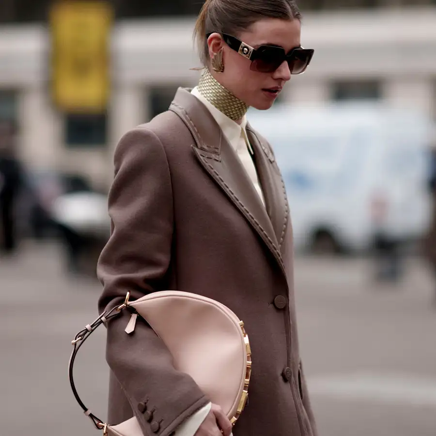Cómo combinar tejidos en un mismo look de manera elegante: los trucos de las estilistas de CLARA