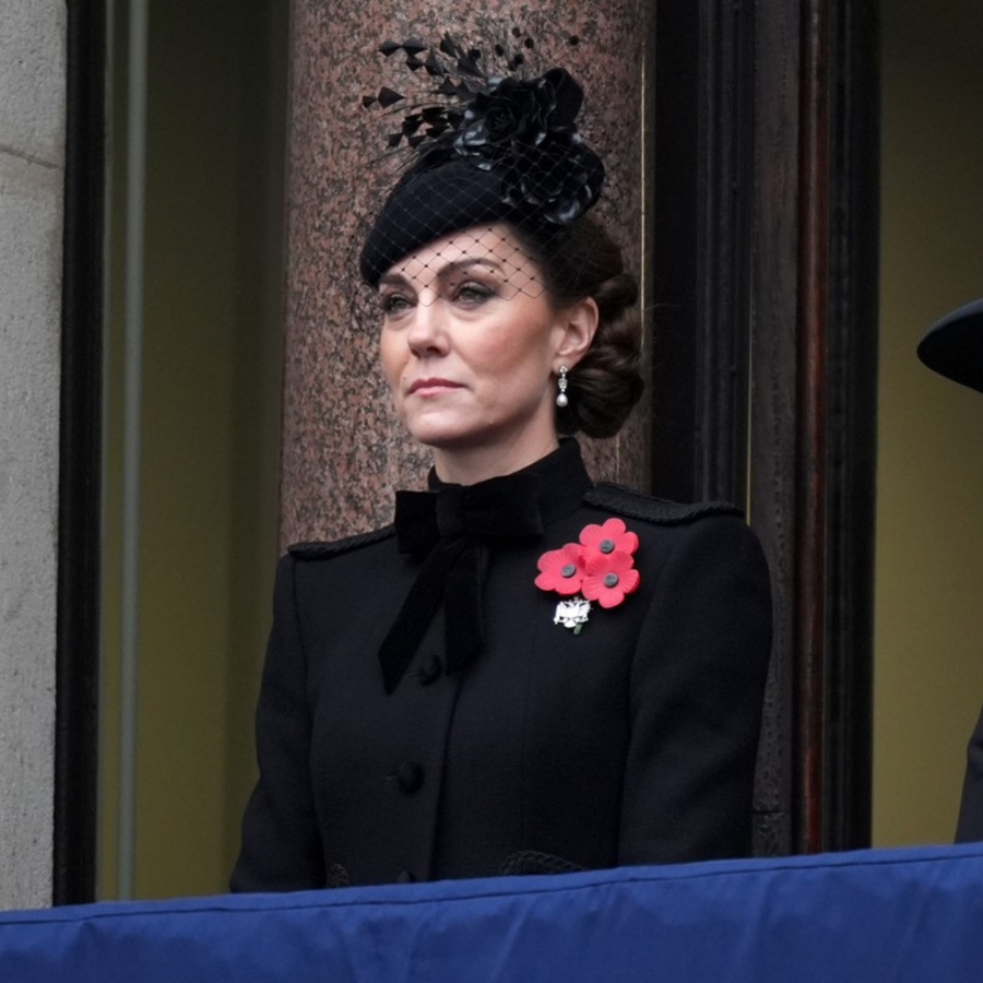 La sorprendente reaparición de Kate Middleton: "reina" en solitario del Día del Recuerdo con look de riguroso luto y actitud seria