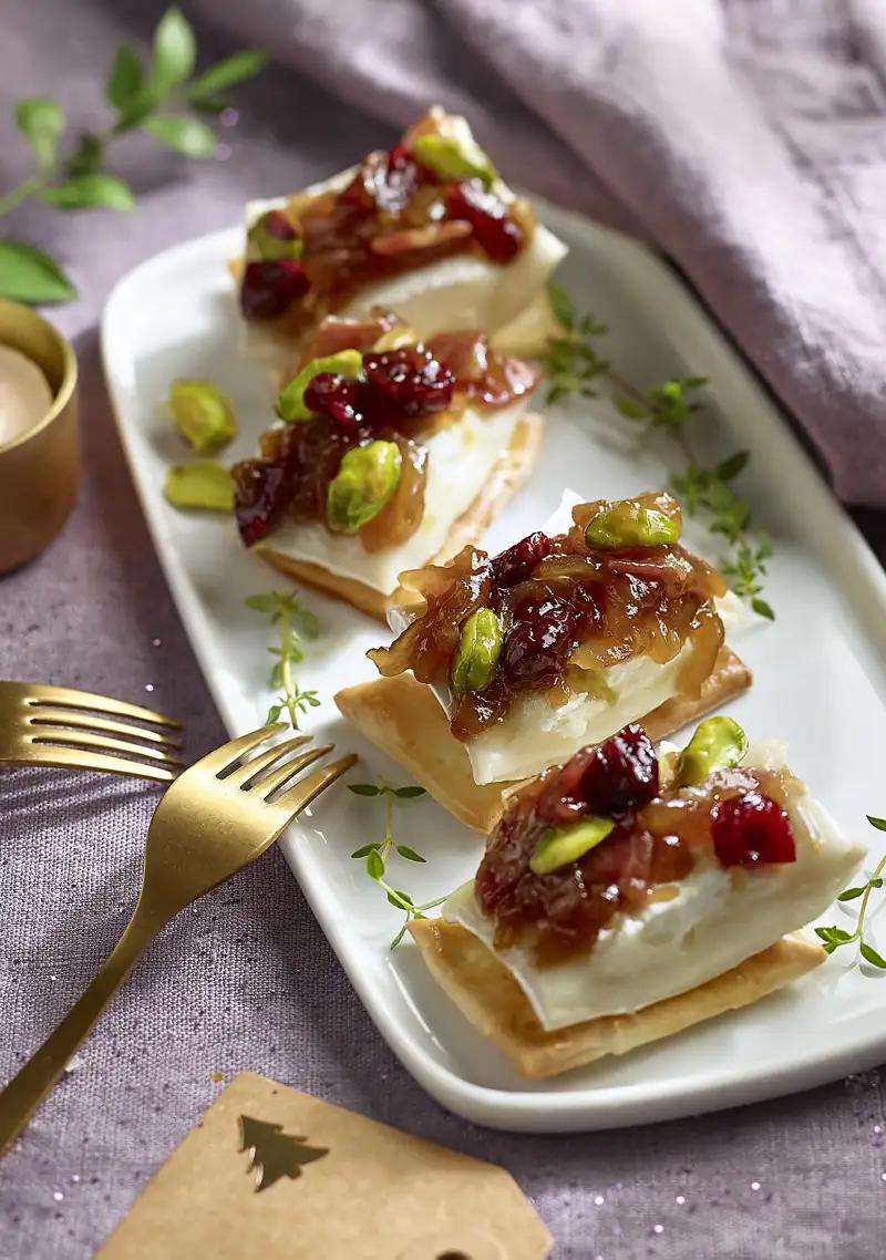 Canapés de Navidad barquitas de queso de cabra y miel