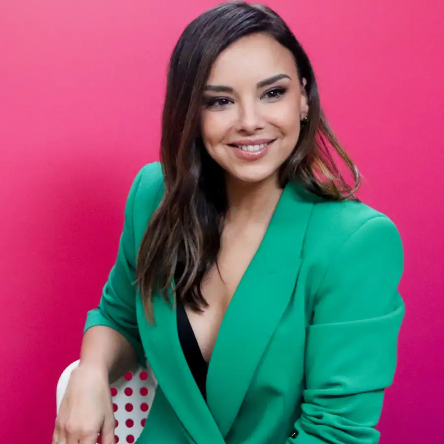 Chenoa tiene la chaquetita de punto grueso con toque boho que ilumina el rostro y rejuvenece con vaqueros