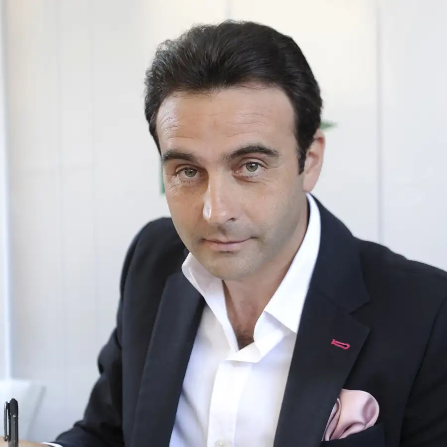 Con piscina turquesa y estilo andaluz: Así es Cetrina, la finca preferida de Enrique Ponce en Jaén y que ahora alquila para bodas 