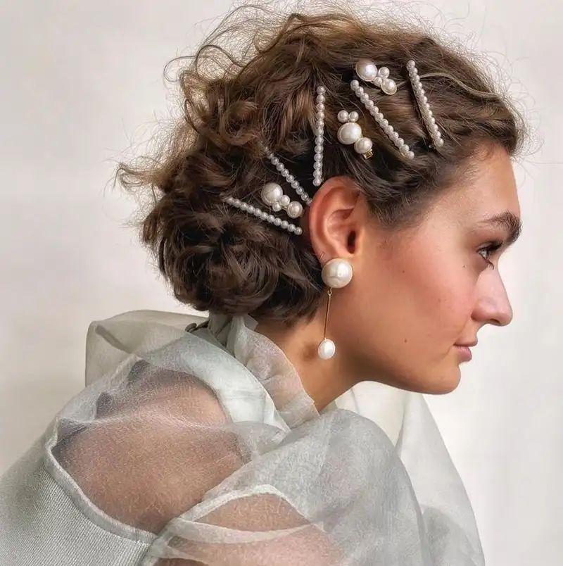 Peinado pelo corto con horquillas