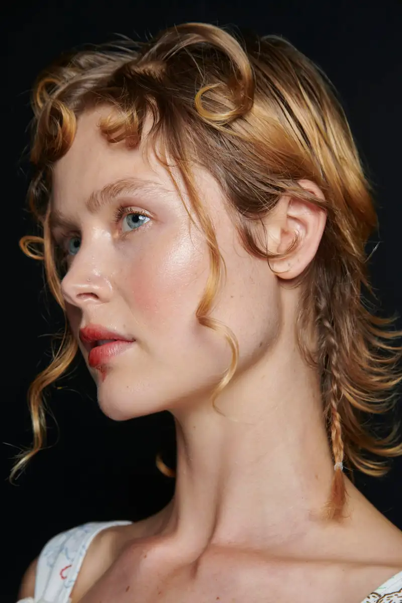 tendencias maquillaje 2025 cejas emplumadas sunset blush