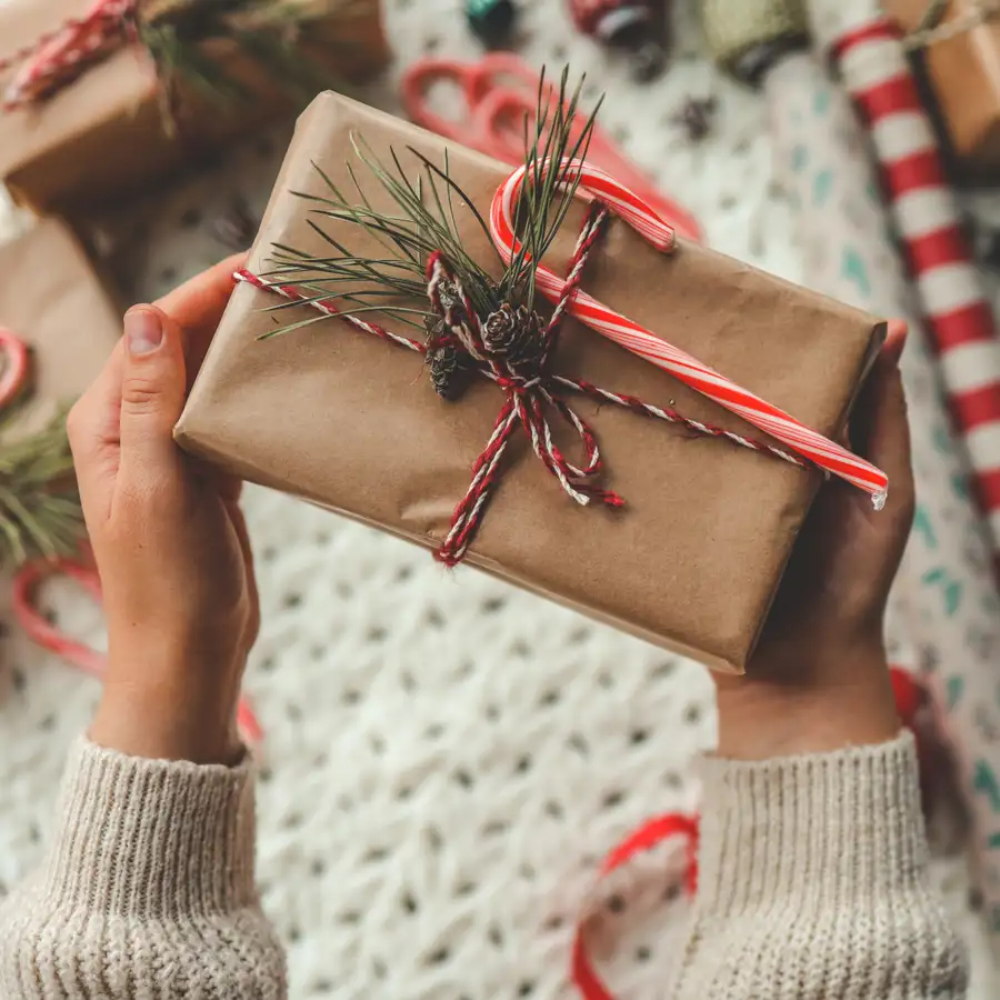 5 ideas fáciles y elegantes para envolver regalos (aptas para torpes) paso a paso en vídeo