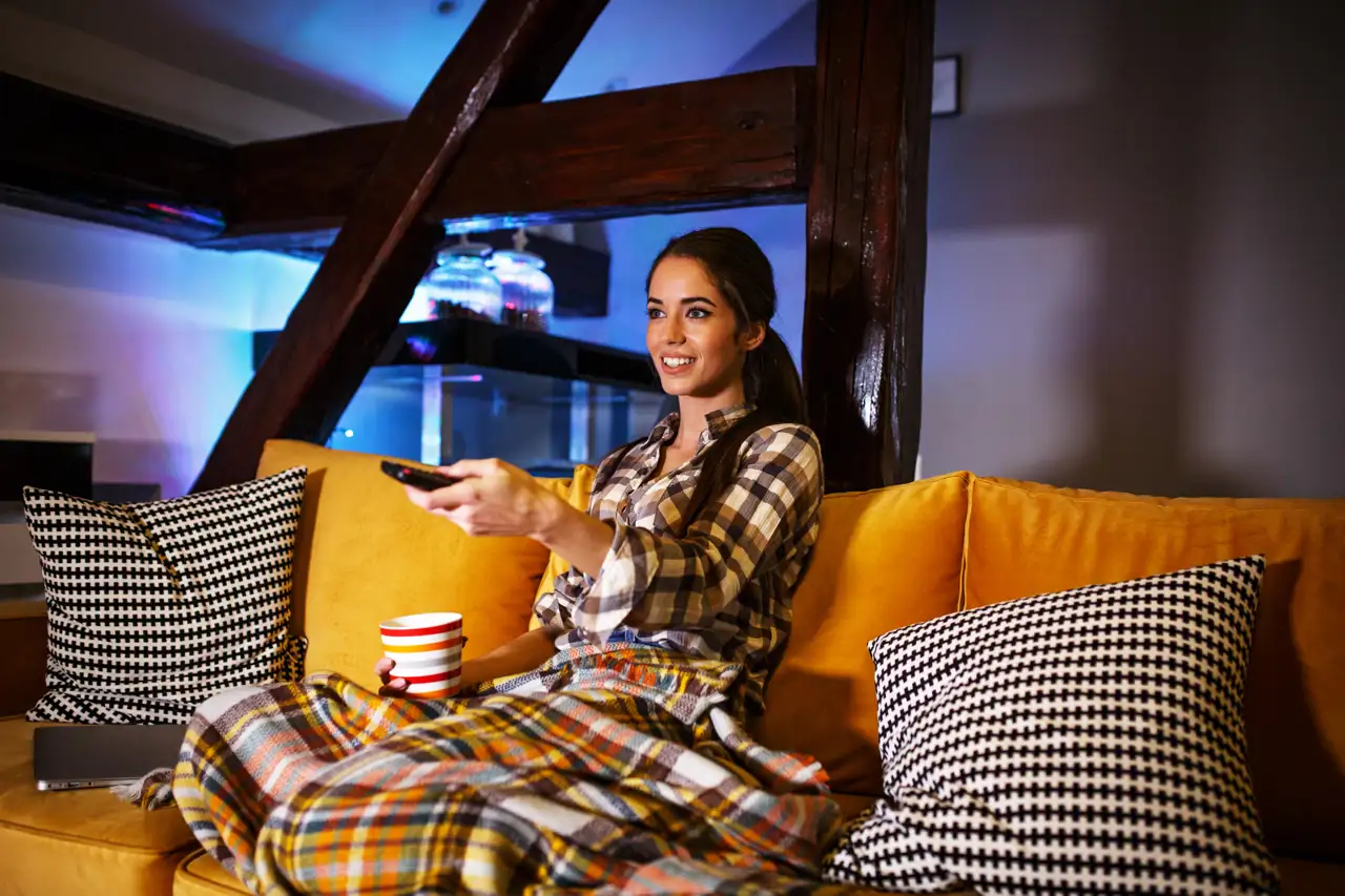 Mujer viendo televisión streaming