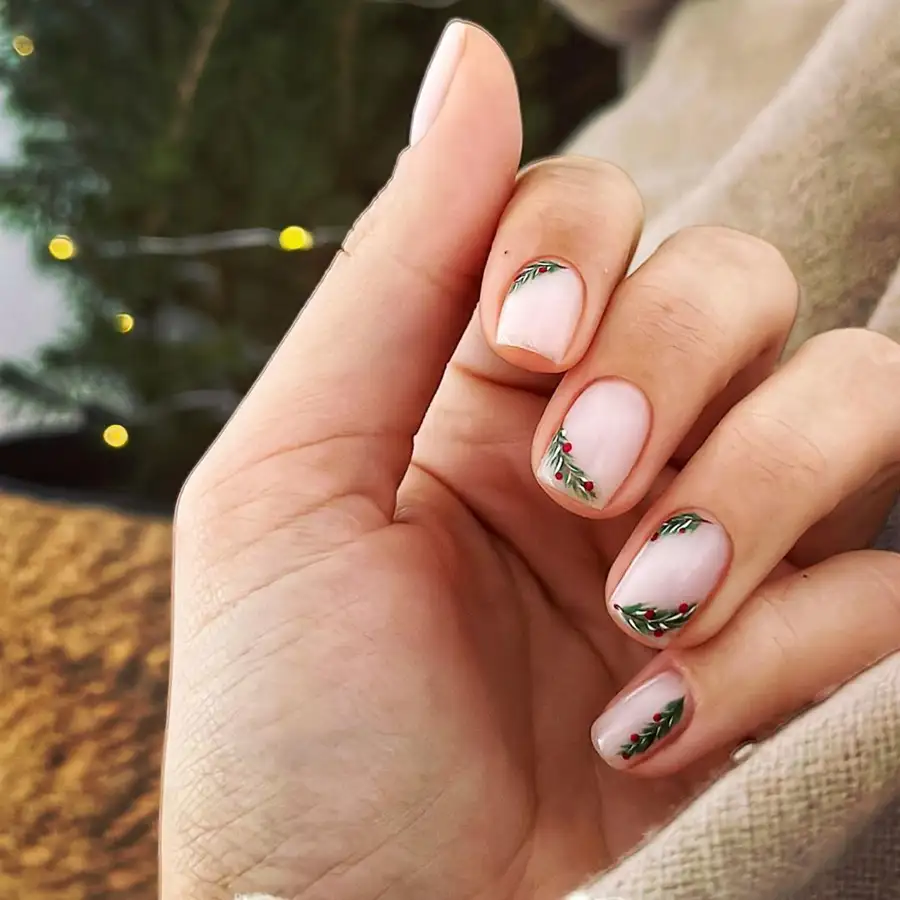 Las 15 uñas cortas navideñas con diseños elegantes y minimalistas que serán las más pedidas en 2024