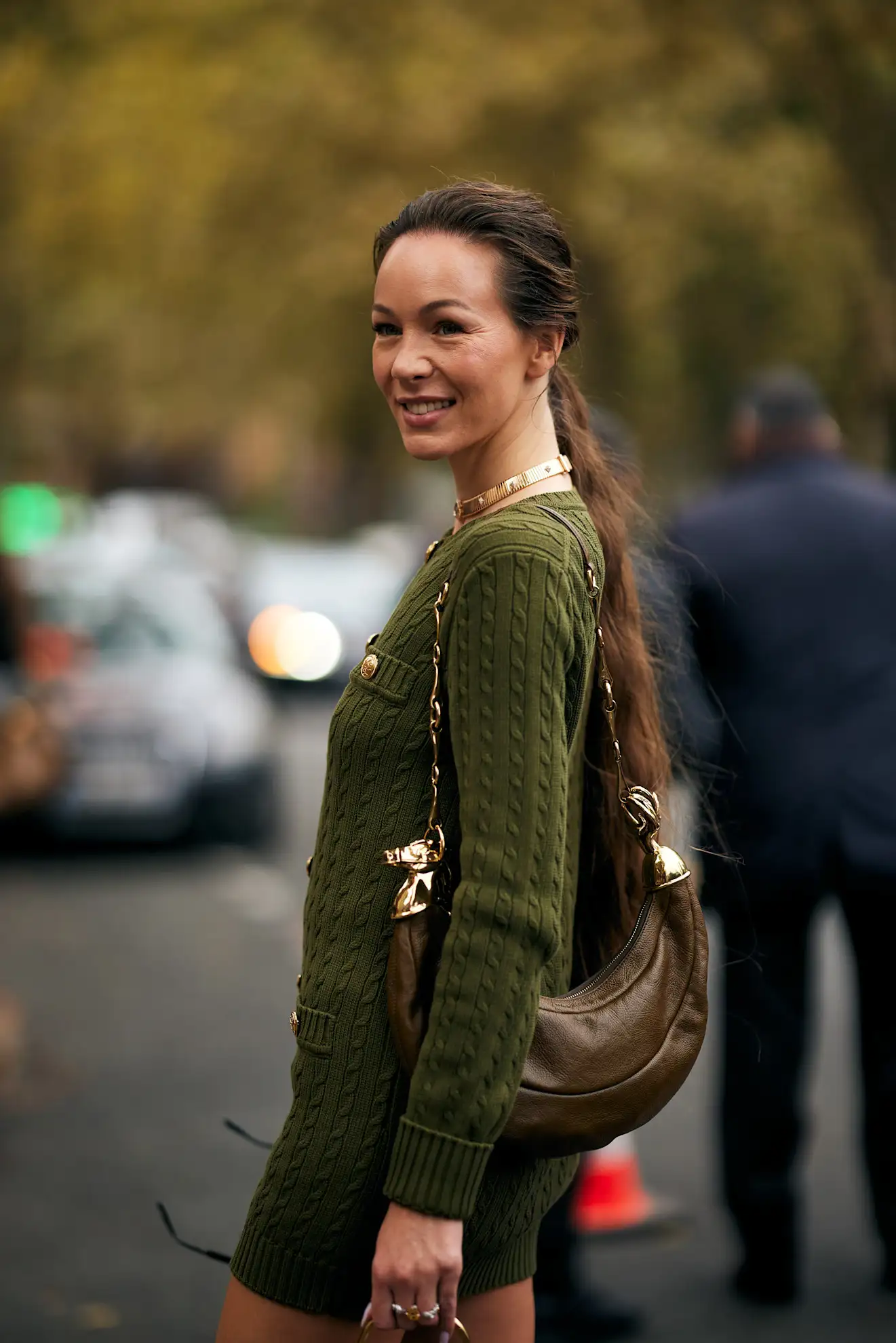 Chica con vestido de punto.