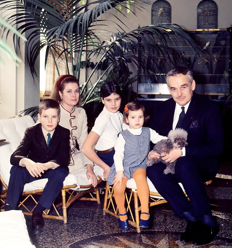 Rainiero III, Grace Kelly y sus hijos Carolina, Alberto y Estefanía