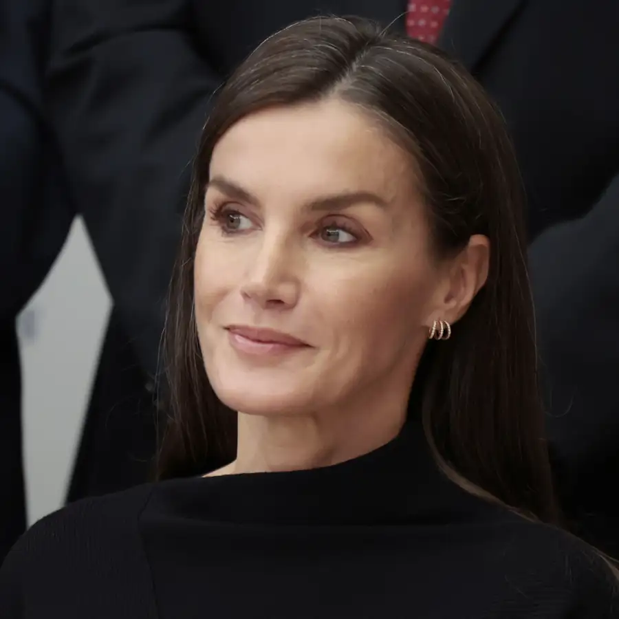 Letizia agotará en Lefties el vestido de punto largo que mejor queda con botas a los 50: con efecto tipazo y acierto seguro para Navidad