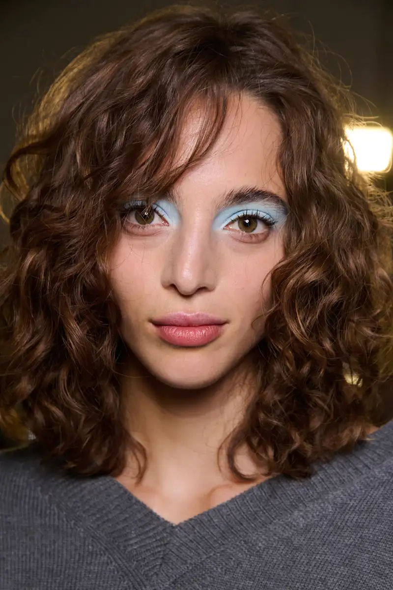 Colores de pelo para morenas tendencia 2025 Long bob con flequillo al bies