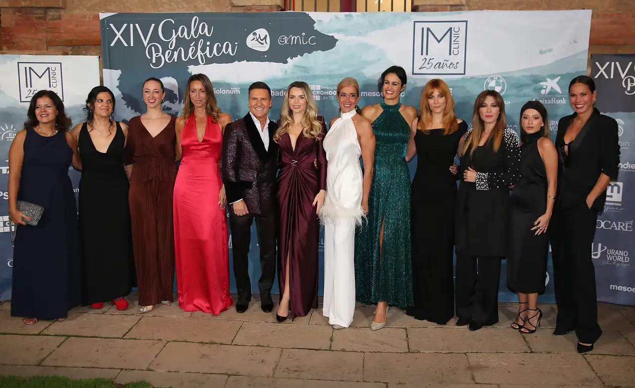 Foto grupal chicas gala benéfica Fundación Iván Mañero